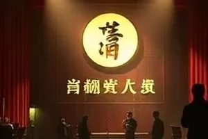 午夜片库主推画面：港口夜景与放映光束