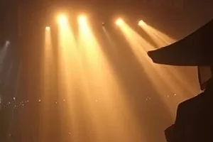 《灯下长街》都市剧夜间街景封面